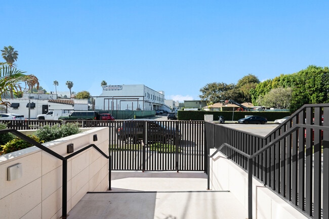 Building Photo - The Georgian Studio City