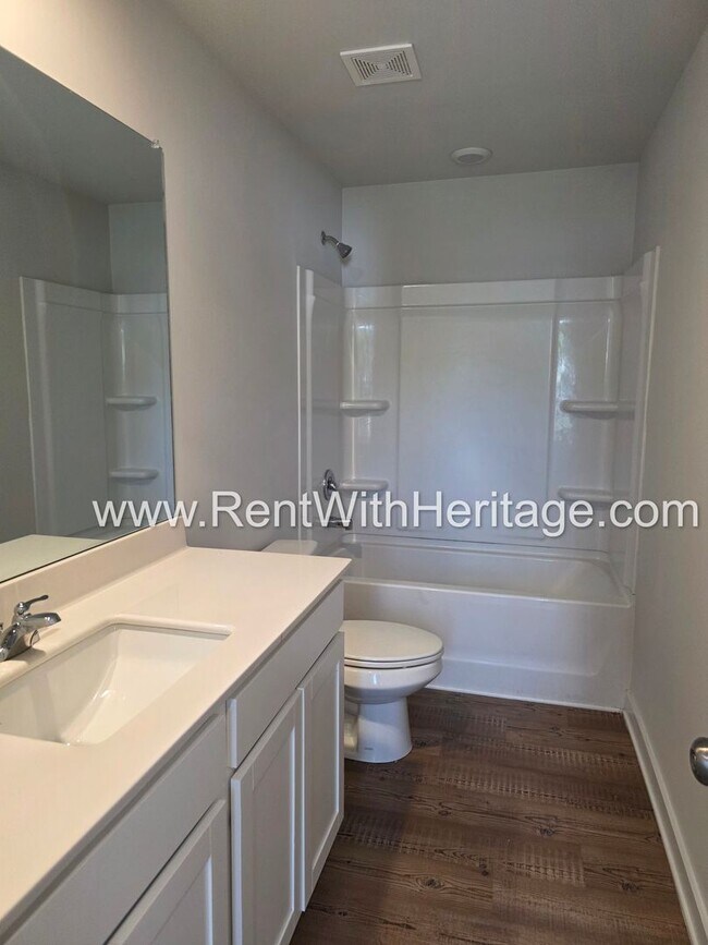 Building Photo - 8650 Paradise Dr