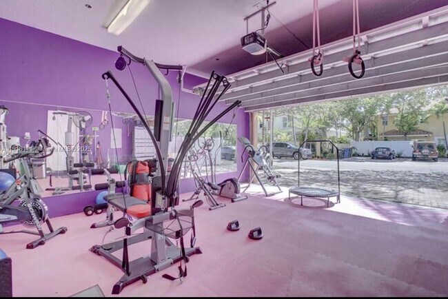 Building Photo - 601 NE 11th Ave