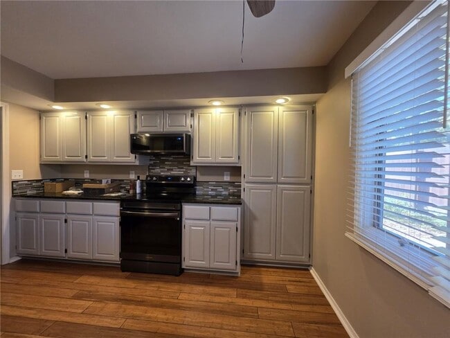 Building Photo - 29 Dunedin Dr