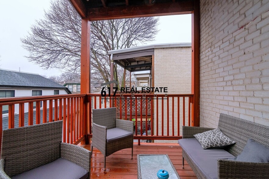 Building Photo - 157 Thorndike St