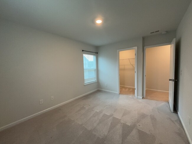 Building Photo - "Discover Spacious Comfort: 4-Bedroom Gem ...