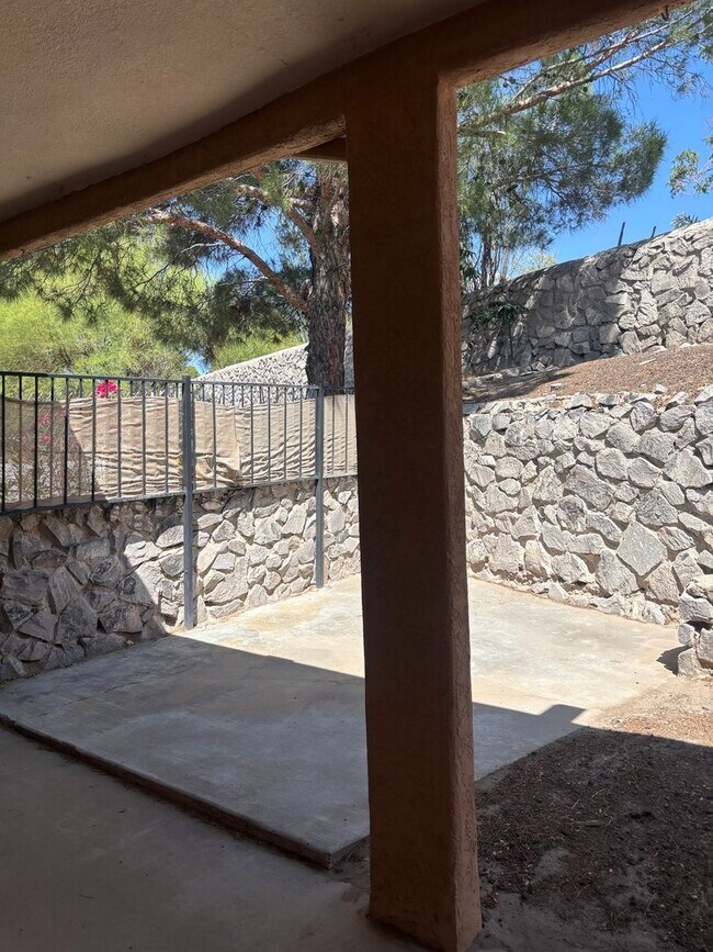 Building Photo - 3109 Las Placitas Rd