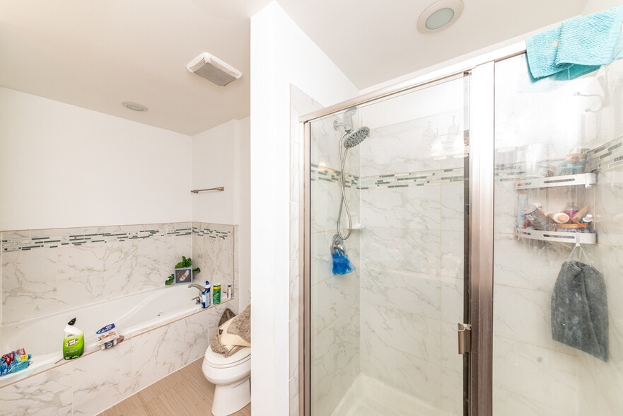 Building Photo - 551 George St