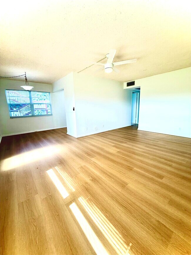 Building Photo - 402 Brighton J