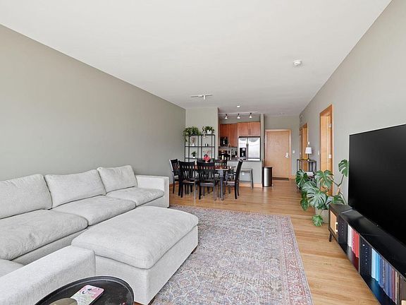 Building Photo - 1550 E Royall Pl