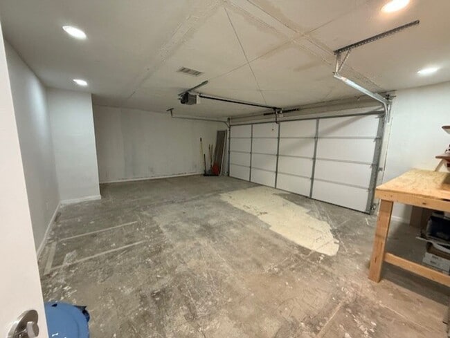Building Photo - Spacious and newly remodeled 4 Bedroom wit...