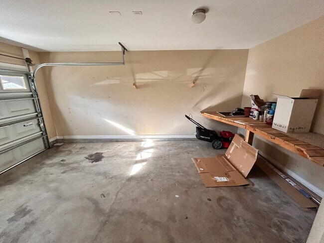 Building Photo - Large family rental available in Maple Hill