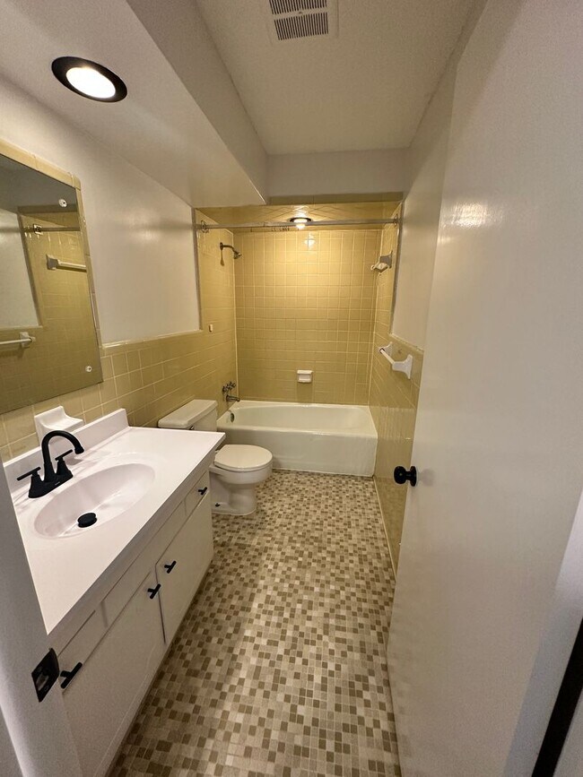 Building Photo - Beautiful 2 Bedroom 1.5 Bath Townhome!