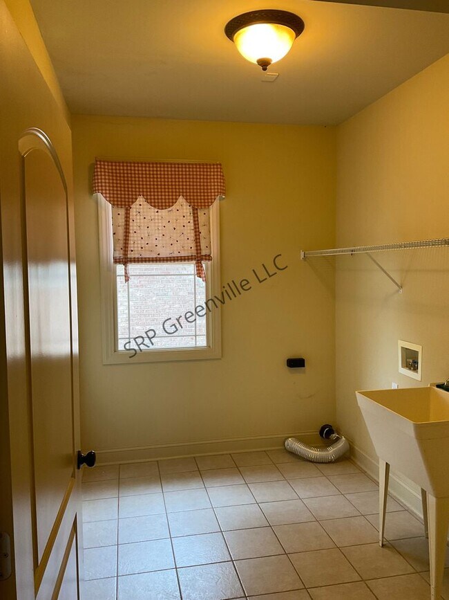 Building Photo - Four Bedroom Brick House for Rent!