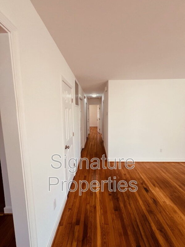 Building Photo - 211 Deerfield Dr