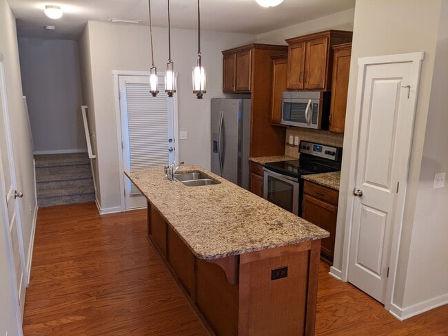 Building Photo - 3- Bedroom Townhome in Prosperity Place