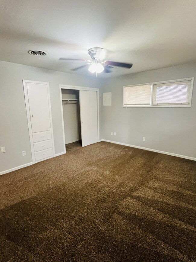 Building Photo - Cute 2 Bedroom Duplex