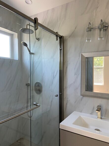 Building Photo - 2447 Alameda de las Pulgas