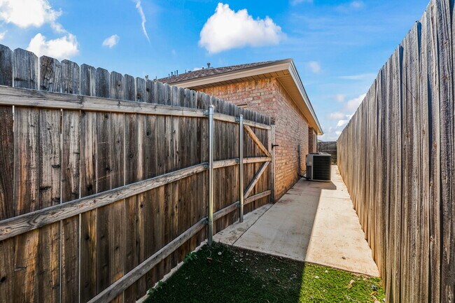 Building Photo - Spacious Townhome Located South Of Town Near Cooper Elementary