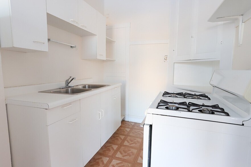 Building Photo - 2222 W Wilson Ave