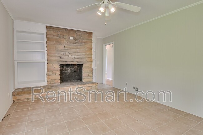 Building Photo - 202 Spring Dr
