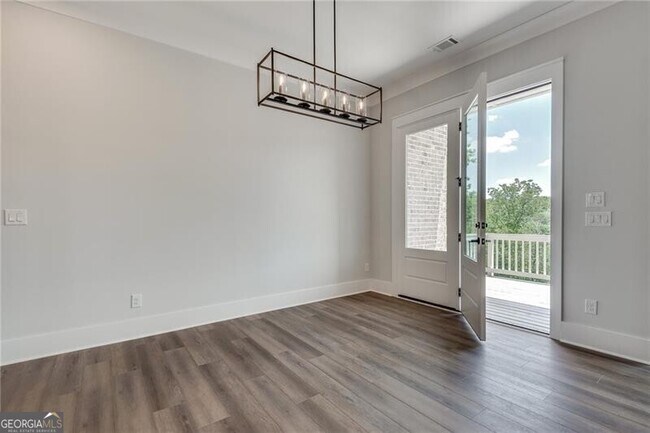 Building Photo - 425 Maplewood Dr