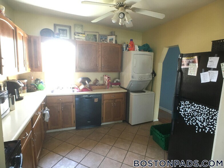 Building Photo - 9 Saybrook St