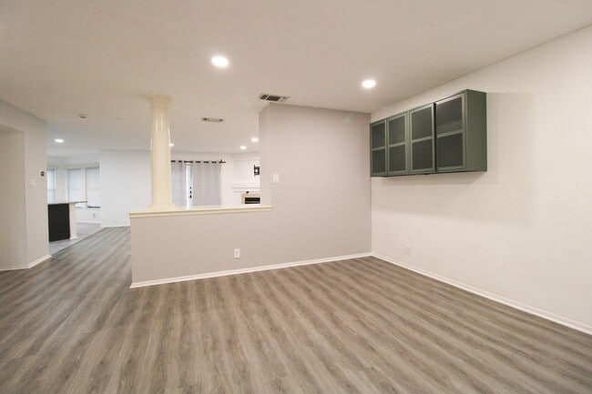 Building Photo - 14018 N Hills Village Dr