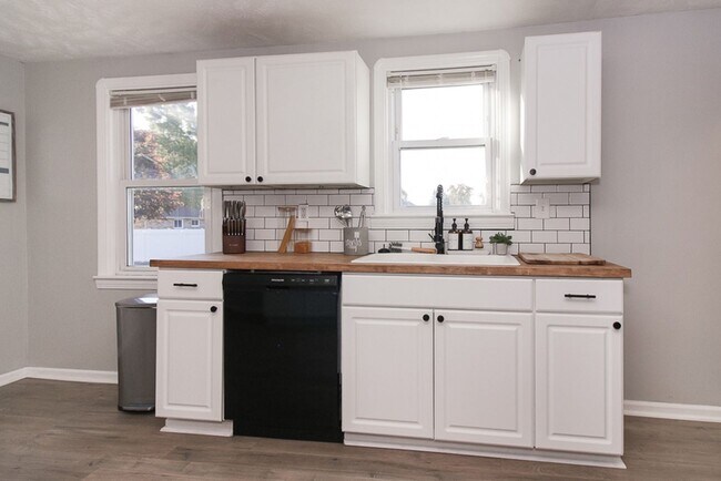 Building Photo - 3 bedroom 3 bathroom Single Family Home