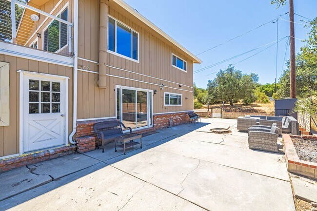 Building Photo - 3/3 HOME available NOW in DESCANSO w/ gara...