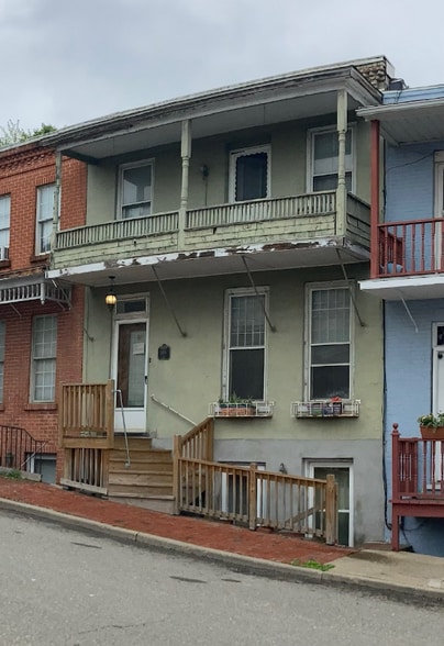 Primary Photo - 106 Pine St