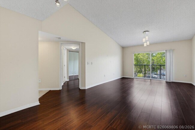 Building Photo - 400 Crestwood Ct N