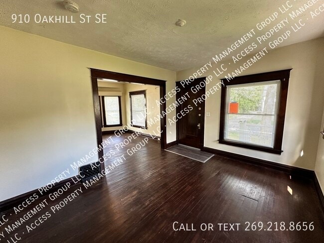 Building Photo - 910 Oakhill St SE