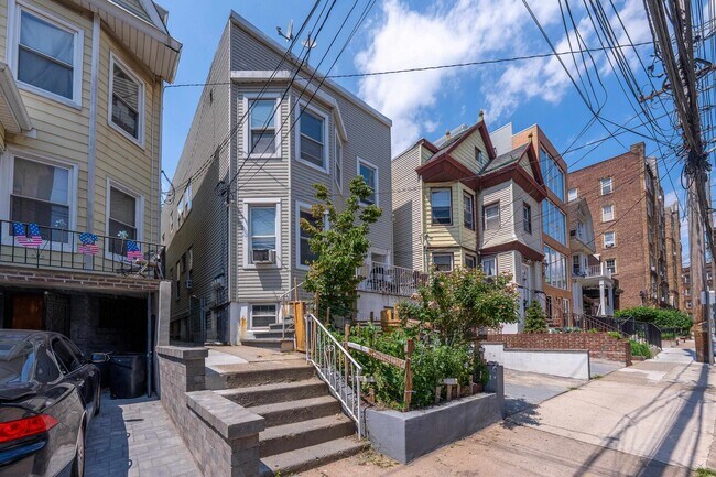 Building Photo - 73 Van Reypen St