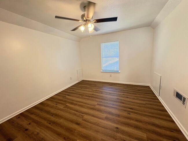 Building Photo - 208 Avon Ct