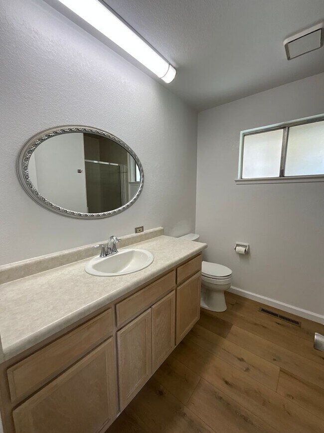Building Photo - Beautiful Home in Established Fresno Neigh...