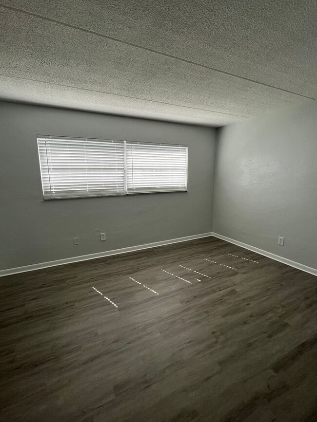 Building Photo - Lovely 1/1 in central St Pete