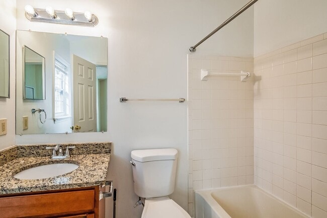 Building Photo - Spacious Townhome with 2 assigned parking ...