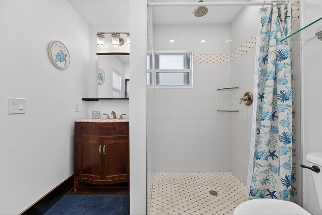 Building Photo - 300 E 24th St