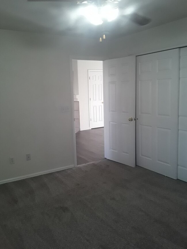 Building Photo - Spacious 2 Bedroom Condo w/ Great Layout!!