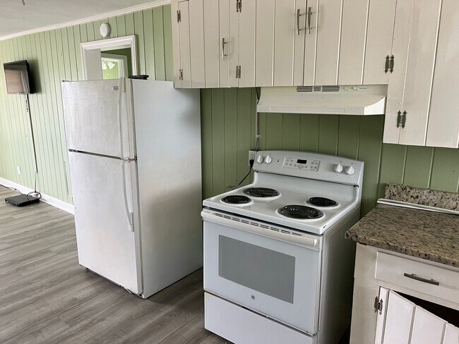 Building Photo - Walk to the Beach! Unfurnished, 2 Bedroom,...