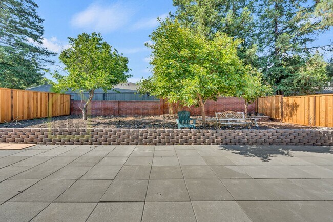 Building Photo - Completely Renovated 4-Bedroom Home with M...