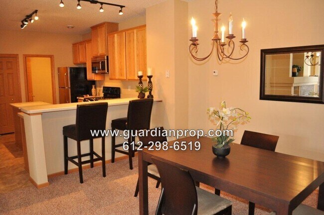 Building Photo - Townhouse Available July 1, Open Floor Pla...