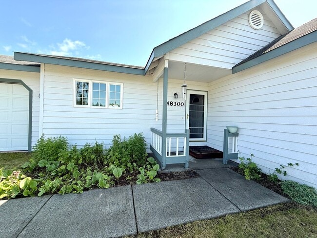 Building Photo - Charming Fully Furnished 2-Bedroom Home