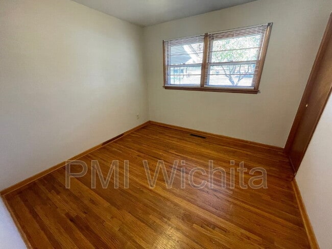 Building Photo - 957 N Redbarn Ln