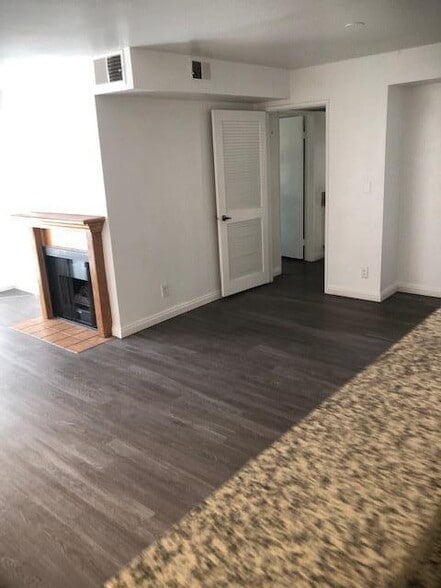 Interior Photo - Poinsettia Place