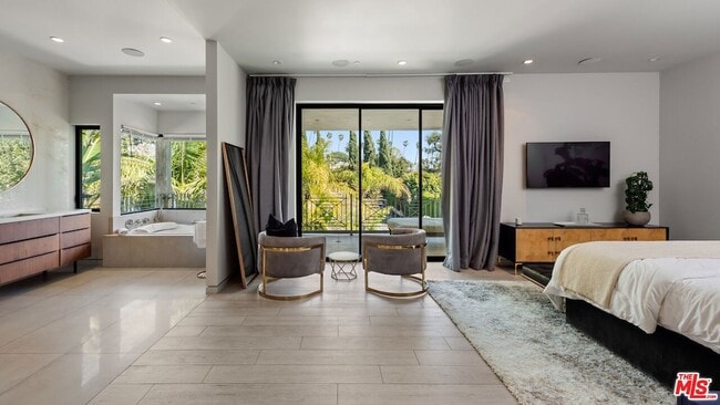 Building Photo - 1724 N Sierra Bonita Ave