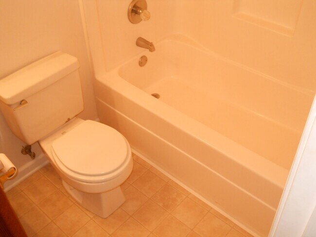 Building Photo - 3096 Tyndall Dr