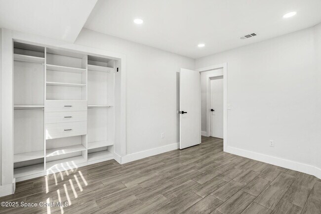 Building Photo - 1310 Mariposa Dr NE