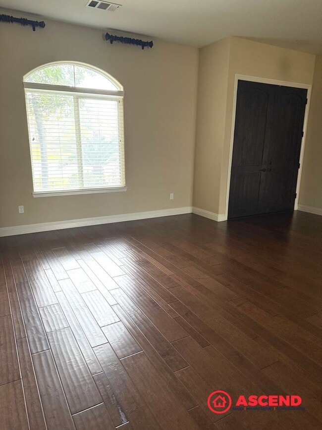 Building Photo - Stunning 4 bedroom + office in Seven Oaks!