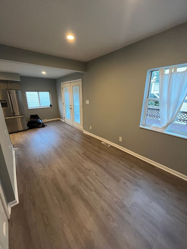 Building Photo - Three Bed, Two Bath with 2 Car Garage in N...