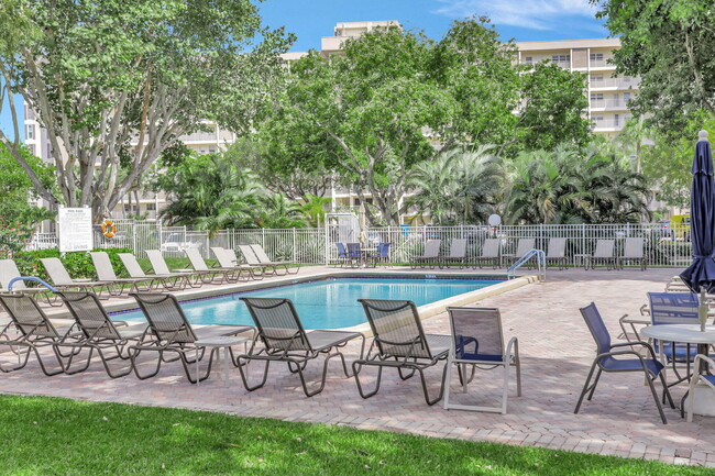 Building Photo - 3100 N Palm Aire Dr