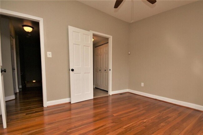 Building Photo - Updated Downtown Frederick Property in prime location available mid August!