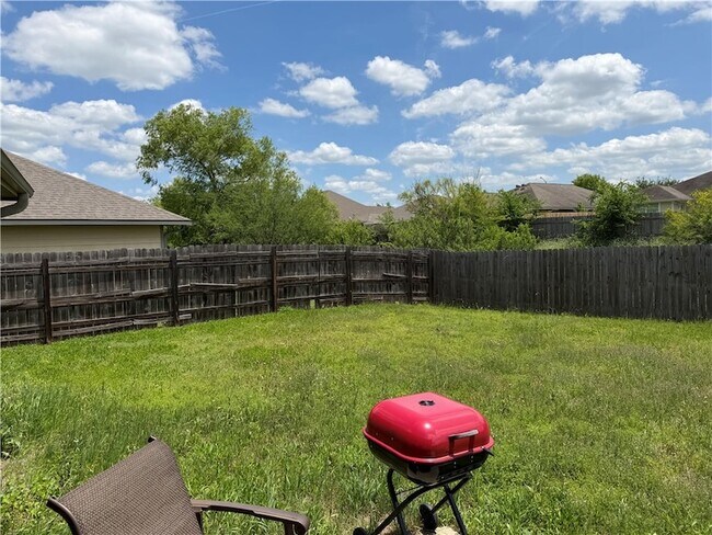 Building Photo - 933 Crested Point Dr